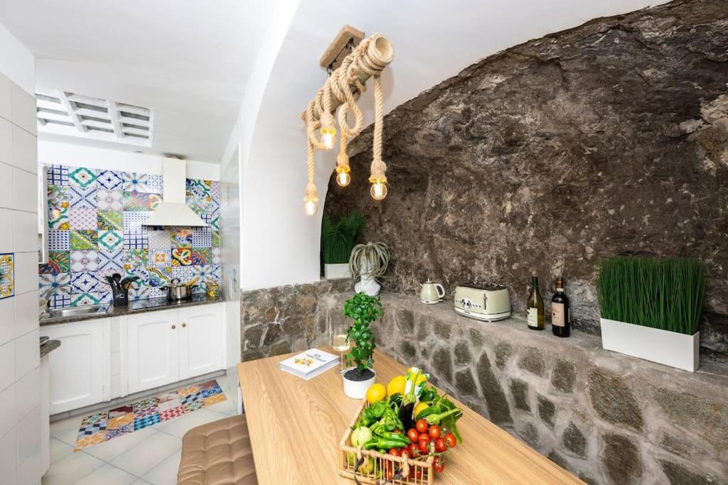House On The Rock Apartment Positano Bagian luar foto
